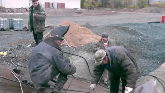 ПОДЖИМАЮТ СТРУБЦИНОЙ (уголок листа на горке 3-го ц. Коля Нурт.(слес.) и Слава Цыган.(сварщ.)).