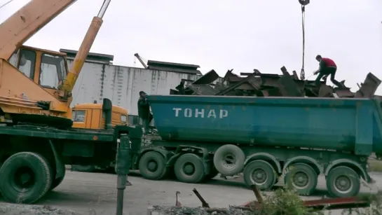 ВСЕ. ЗАГРУЗИЛИ (металлолом в "тонар" (водит. Вася(л.)) возле гаража).