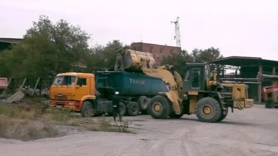 В "ТОНАР" - ПОГРУЗЧИКОМ (грузим металлолом возле нового полигона).