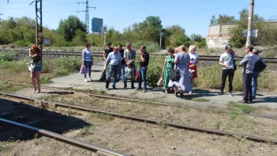 ПОРА И ДОМОЙ...(народ после торжеств. собрания по случаю Дня Строителя стоит на остановке).