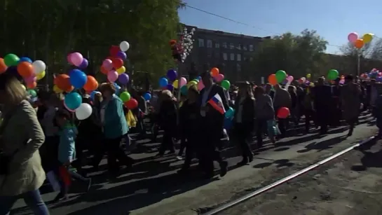 С ПРАЗДНИКОМ, "МЕХАНИЧЕСКИЙ"!...( большая и организованная колонна завода идет, как всегда, с оркестром впереди).