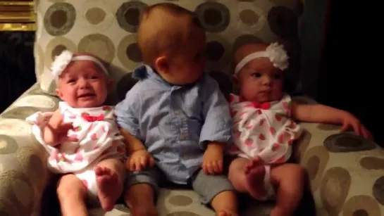 Сын впервые видит близнецов Adorably confused baby meets twins