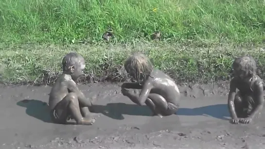 Дети в грязи  children in the mud