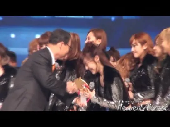 [Fancam] 101230 SNSD Tiffany and the Trophy @ Gayo