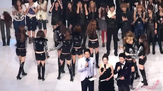 [Fancam] SNSD ::101230 2010 KBS Music Festival - Before encore Обнимашки)))