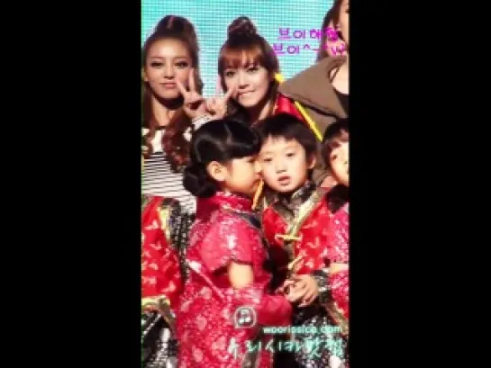 [Fancam] 101202 SNSD Jessica With Hara (Kara) Cute