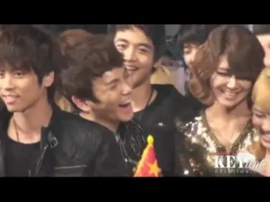 101202 Key fooling around with SNSD[fancam]