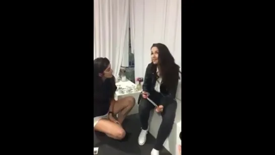 Natalia Oreiro singing "No es mi despedida" with a fan - 2.12.2017