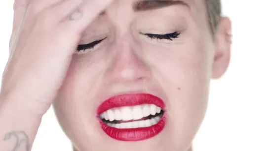 Miley_Cyrus_-_Wrecking_Ball__Director_s_Cut_