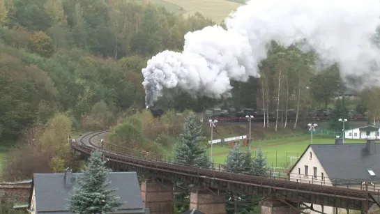 50 3616 mit einem  Militärzug über das Markersbacher Viadukt 2010 Dampflok