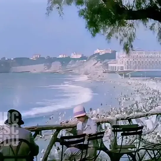 1928 год.  День на пляже в Биаррице, Франция. (A day at the beach in Biarritz, France)