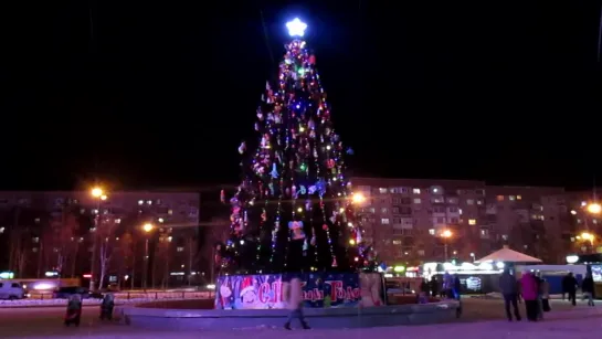 Нарядная красивая ёлка в городе Ижевск.