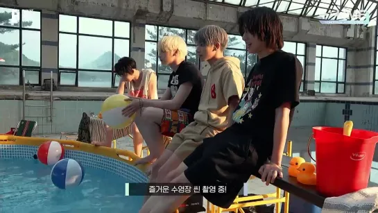 210722 [T:TIME] How TXT Enjoys the Swimming Pool - TXT (투모로우바이투게더)