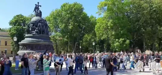 Шествие барабанщиков в Великом Новгороде на открытии Фестиваля барабанов и танцев