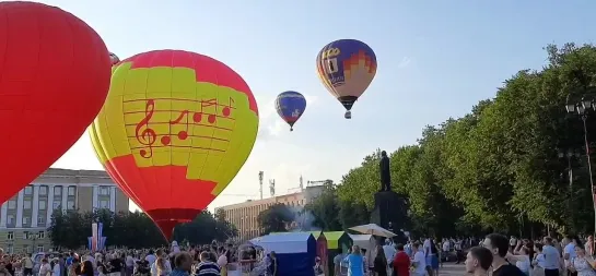 Массовый старт аэростатов с Софийской площади Великого Новгорода