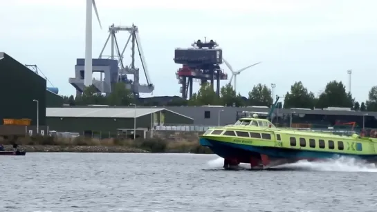 De draagvleugelboot van IJmuiden naar Amsterdam in 27 min B.J 2003 in de Oekraine.