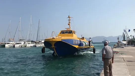 Russian Hydrofoil „Flying Dolphin Athina“ from 1991 „flying“ into Aegina port - amazing technology