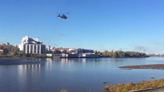 Вертолёт МЧС летает над Волховом 3