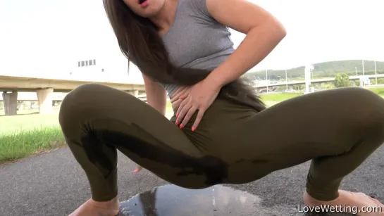 Lara Fox 5 pee pissing solo