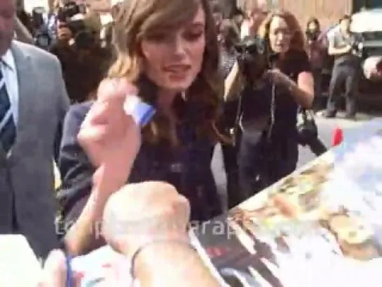 Keira Knightley - Signing Autographs at David Letterman