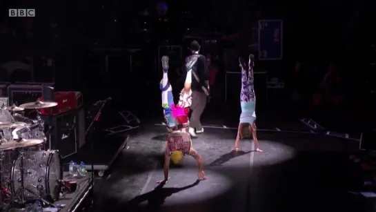 Red Hot Chili Peppers - We Will Rock You (Flea and Sunny handstand) [HD]