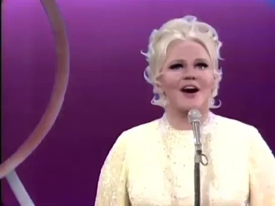 Peggy Lee "Spinning Wheel" on The Ed Sullivan Show (1969)