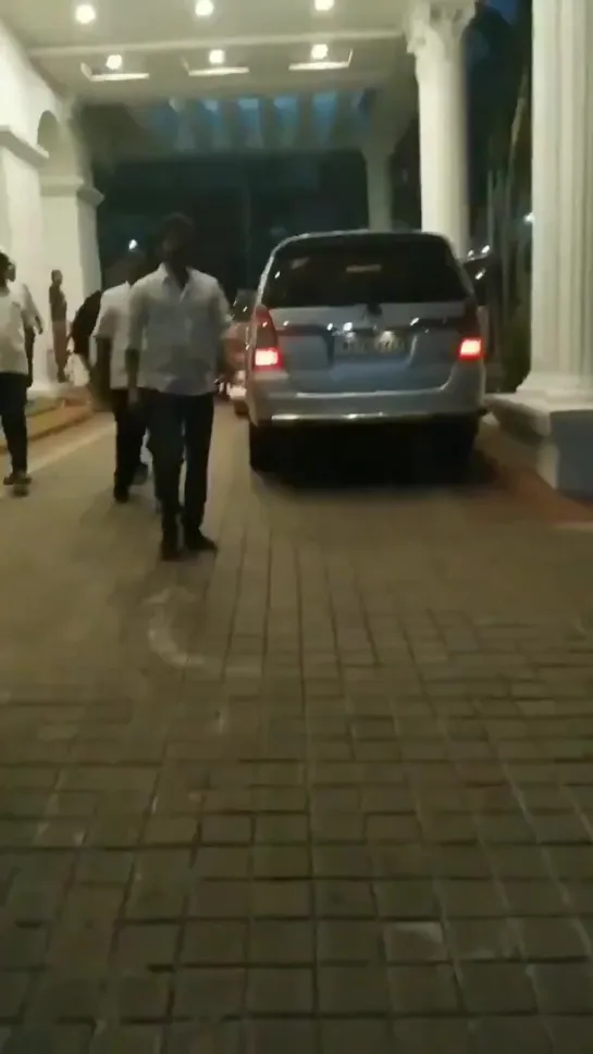 Clear Video Of ThalapathyVijay Waving Hands To His Fans At Hotel In Shimoga - Thalapathy64