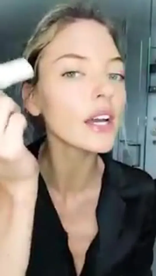 Marthas Glam On-The-Go Beauty Look - via VS IGTV @MarthaHunt - VSFashionShow