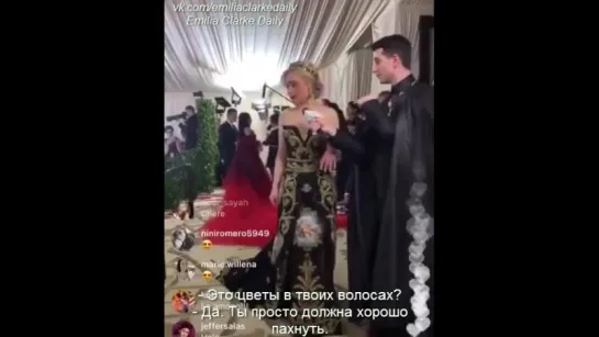 Русские субтитры / Эмилия даёт интервью во время «Met Gala»