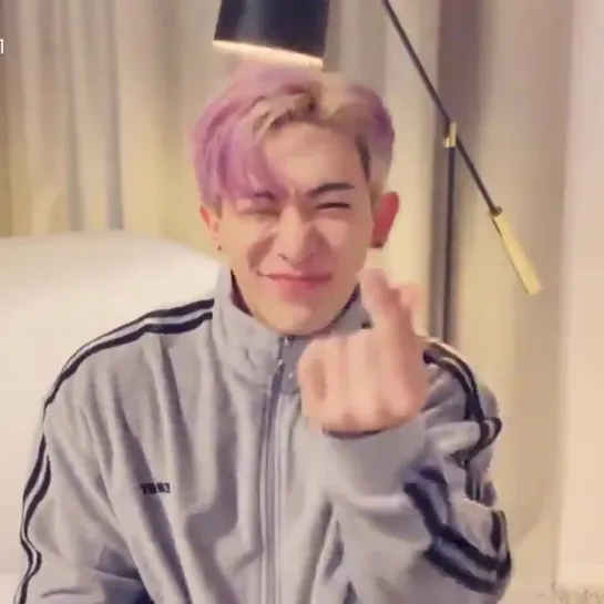 [VK][190928] Wonho finger heart @ VLIVE