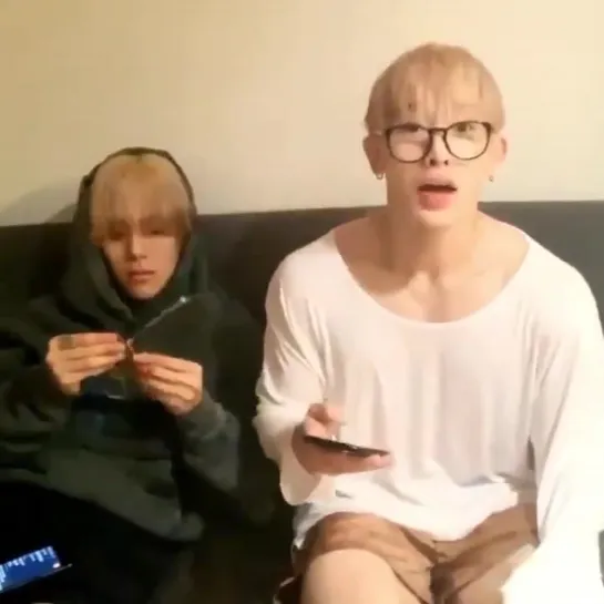 [VK][190909] Wonho & Minhyuk ft. Changkyun's broken glasses @ VLIVE