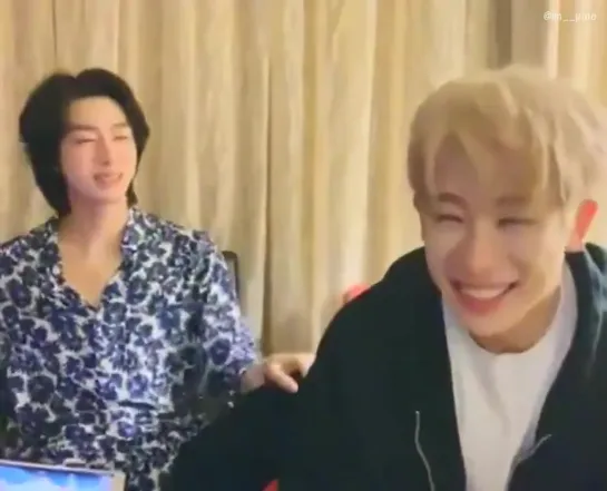 [VK][190811] Minhyuk greeting Wonho: before and after @ VLIVE