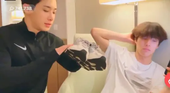 [VK][190609] Wonho throwing things again n again @ VLIVE