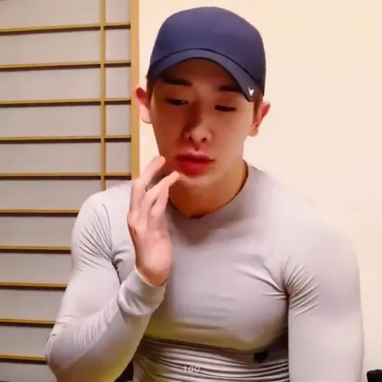 [VK][190505] Wonho about his new long sleeve shirt pt.2 @ VLIVE