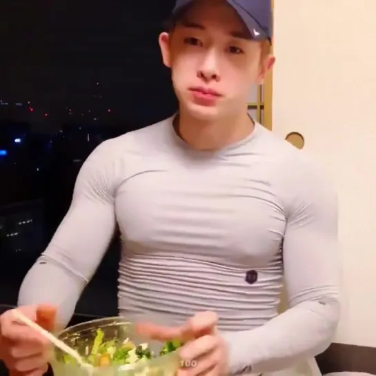 [VK][190505] Wonho eating salad @ VLIVE