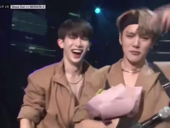 [VK][181102] Wonho asking Minhyuk to do some aegyo @ Music Bank