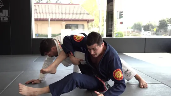 Caio Terra 3 -LEG HUG OMOPLATA VARIATION (KNEELING IN CLOSED GUARD)