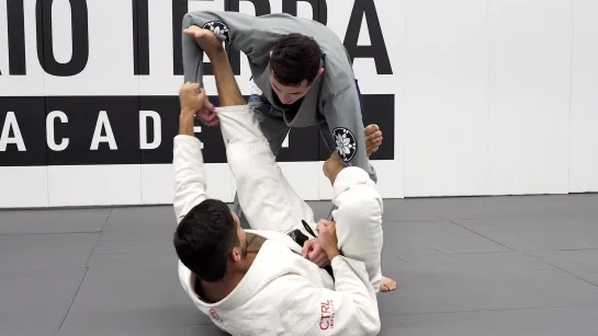 VITOR PASCHOAL & Caio Terra - SPIDER SCISSOR SWEEP