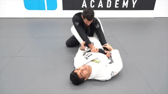 RUDSON MATEUS - 2 HIP SWITCH SWEEP VS OPPONENT TRYING TO OPEN THE GUARD WITH THE KNEE ON THE MIDDL