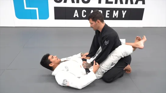 RUDSON MATEUS - HIP SWITCH SWEEP VS OPPONENT TRYING TO OPEN THE GUARD WITH THE KNEE ON THE MIDDL