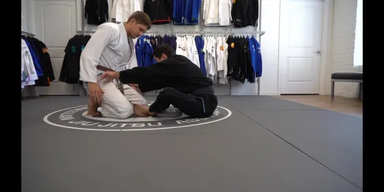 Caio Terra - 3 BUTTERFLY GUARD SWEEP