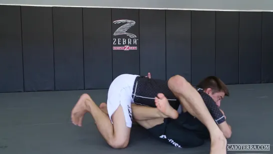 Caio Terra (side ctrl escape) - 4 Side Control Escape to Closed Guard When Opponent Based Sideways