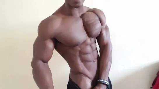 Michael Carters hot huge and shredded pecs - MyMuscleVideo