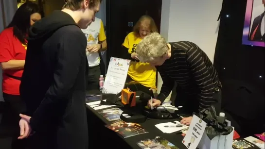 Peter Capaldi and fan play Diamond Dogs, Starman Capital scifi con 2019