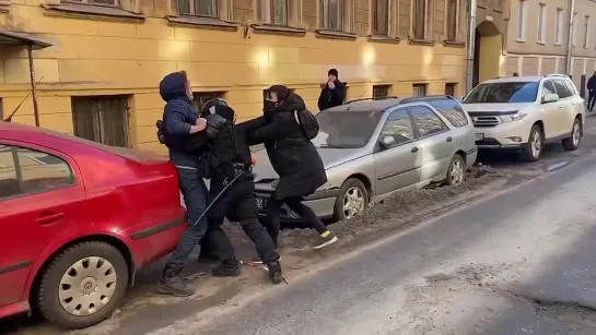 В Петербурге возбуждено уголовное дело о применении насилия в отношении представителя власти (статья 318 УК), сообщает СК