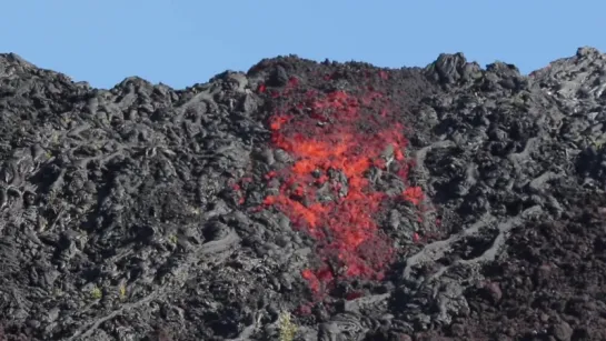 Падение А'а лавы с расплавленной красной скалы Pulama Pali (Гавайи)