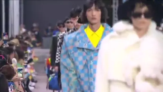 [FANCAM] 200806 Kris Wu @ Louis Vuitton Men's Spring-Summer 2021 Show In Shanghai