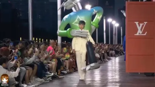 [FANCAM] 200806 Kris Wu @ Louis Vuitton Men's Spring-Summer 2021 Show In Shanghai