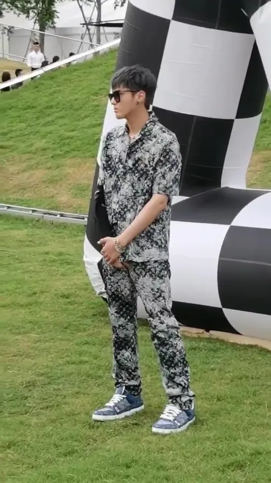 [FANCAM] 200806 Kris Wu @ Louis Vuitton Men's Spring-Summer 2021 Show In Shanghai