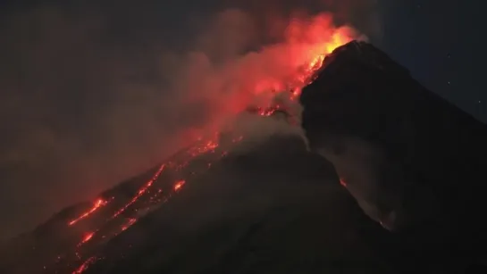 TIMELAPSE - Supermoon rises over erupting Philippine volcano